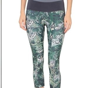PRISMSPORT Python 🐍 Green Capri Leggings Size Small. Inside Pocket.